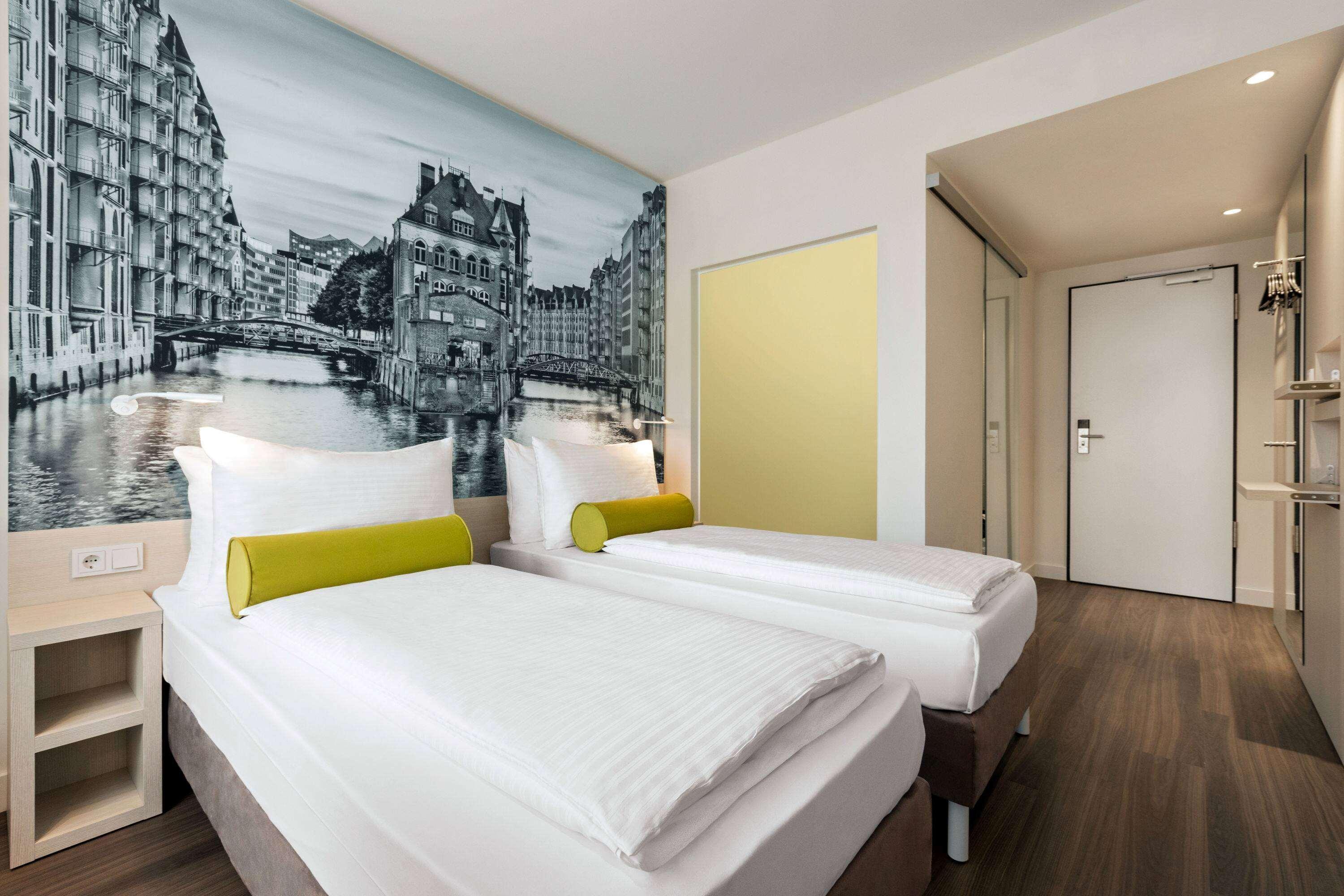 Super 8 By Wyndham Mitte Отель